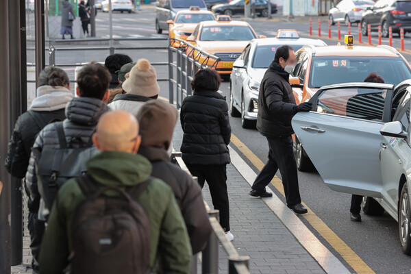 서울 중형택시 기본요금 1천원 인상을 하루 앞둔 31일 오전 서울역 앞 택시 승강장에서 승객이 택시에 탑승하고 있다. ⓒ연합뉴스