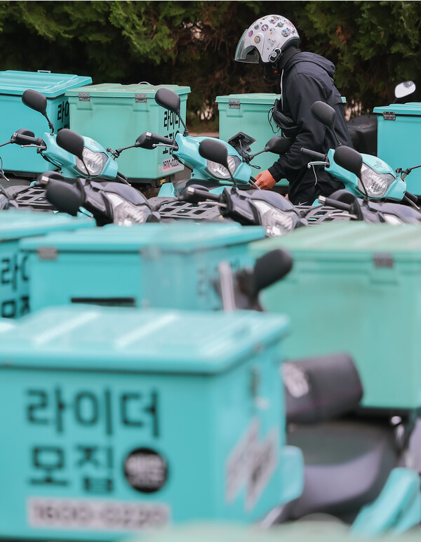 지난해 4월 12일 서울 시내의 한 배민라이더스 센터 앞에 배달용 스쿠터들이 세워져 있다. ⓒ연합뉴스