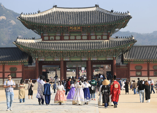전국적으로 완연한 봄 날씨를 보인 지난 1일 오전 서울 경복궁이 관광객들로 붐비고 있다. ⓒ연합뉴스