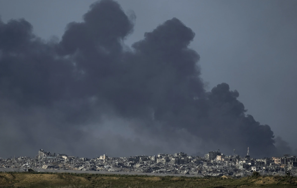 [가자지구=AP 연합뉴스]26일(현지시각) 이스라엘군의 폭격을 받은 팔레스타인 가자지구에서 연기가 피어오르고 있다