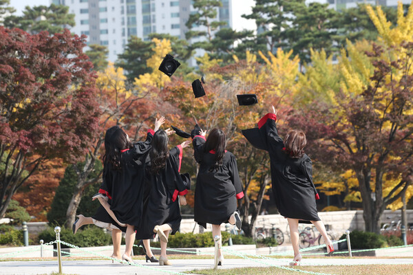 2일 오후 서울의 한 대학교에서 졸업생들이 학사모를 날리며 기념촬영하고 있다 ⓒ연합뉴스