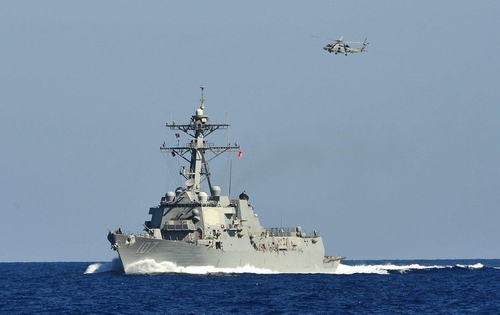 후티 반군의 상선 공격에 대응해 출격하는 미군 구축함과 헬기 ⓒ머스크항저우호 X