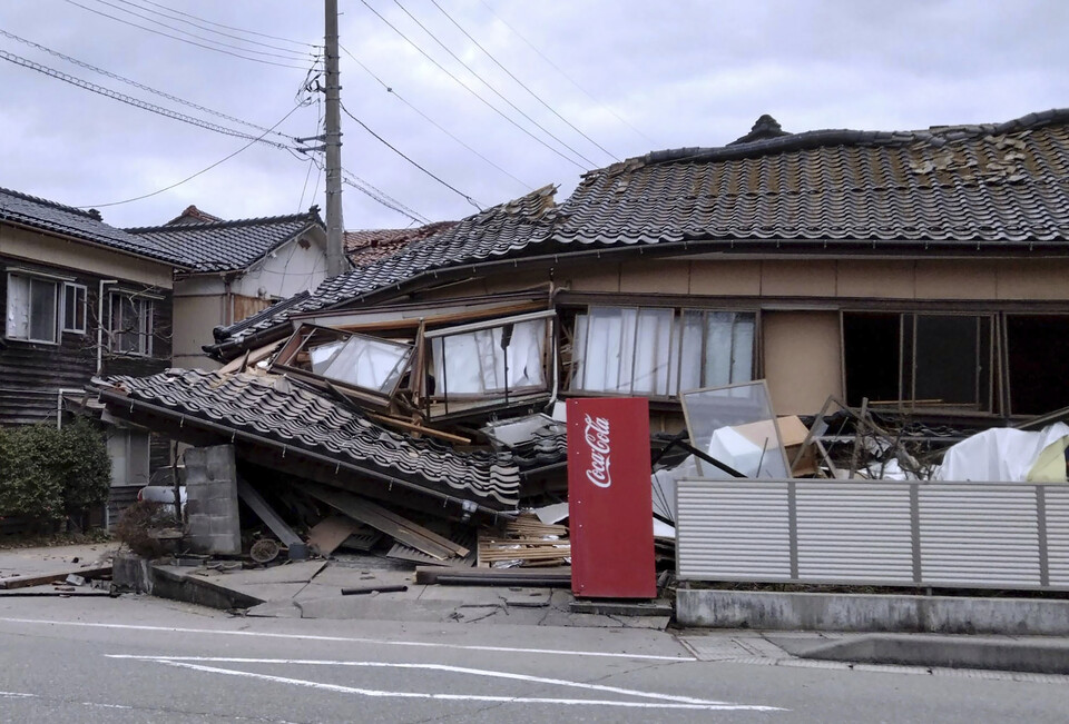 (AP/교토=연합뉴스) 1일(현지시각) 이시카와현 와지마의 가옥이 지진에 무너졌다.