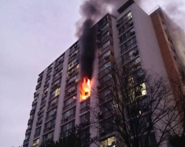 2일 오전 7시 15분쯤 경기도 군포시의 한 아파트에서 화재가 발생했다. ⓒ경기소방본부 제공