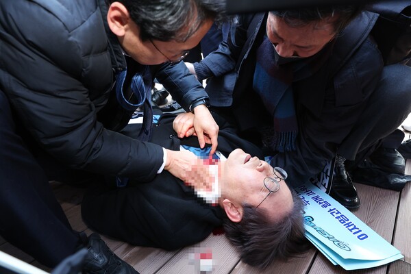 이재명 더불어민주당 대표가 2일 부산 가덕도 신공항부지 방문 중 피습을 당해 바닥에 쓰러져 있다. ⓒ여성신문·연합뉴스