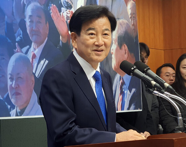 정동영 더불어민주당 상임고문이 2일 전북도의회에서 기자회견을 갖고 오는 4월 총선에서 전주병 선거구에 출마하겠다고 밝히고 있다. ⓒ연합뉴스