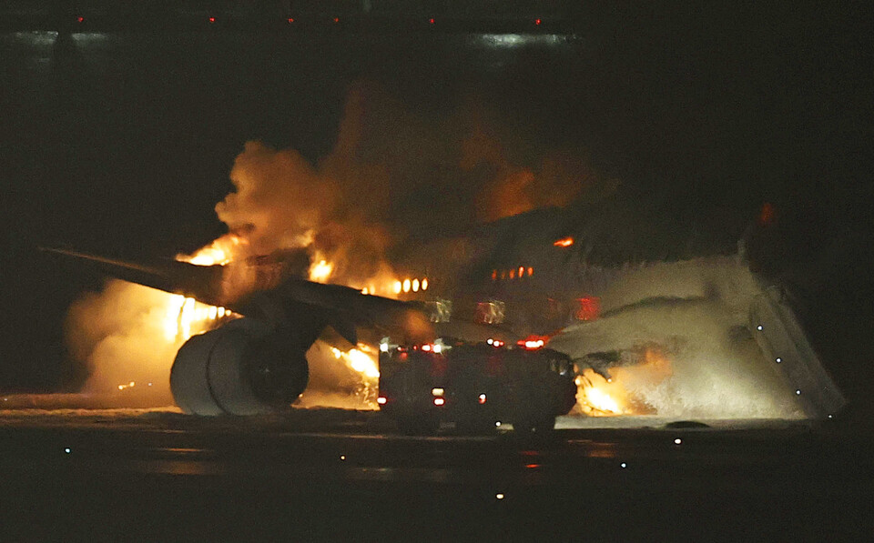 (교도=연합뉴스)2일 오후 일본 하네다 공항 활주로에 착륙하던 일본항공(JAL) 소속 항공기가 화염에 휩싸여 있다.