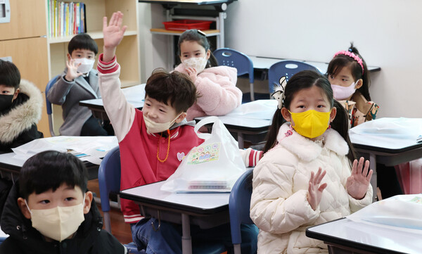 2일 오전 서울 강동구 강빛초등학교에서 열린 입학식에서 1학년 학생들이 친구들과 인사하고 있다.  ⓒ연합뉴스
