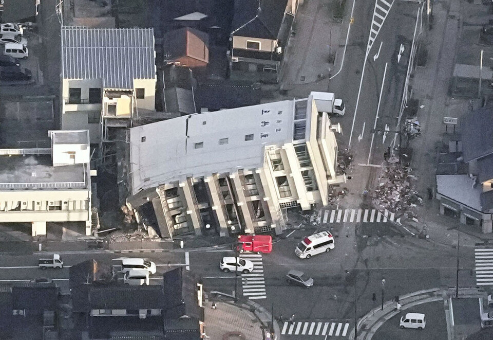 (와지마 교도·로이터=연합뉴스) 1일 일본 혼슈 중부 이시카와현 노토 반도에서 발생한 규모 7.6의 강진으로 와지마시의 건물이 무너져 있다.