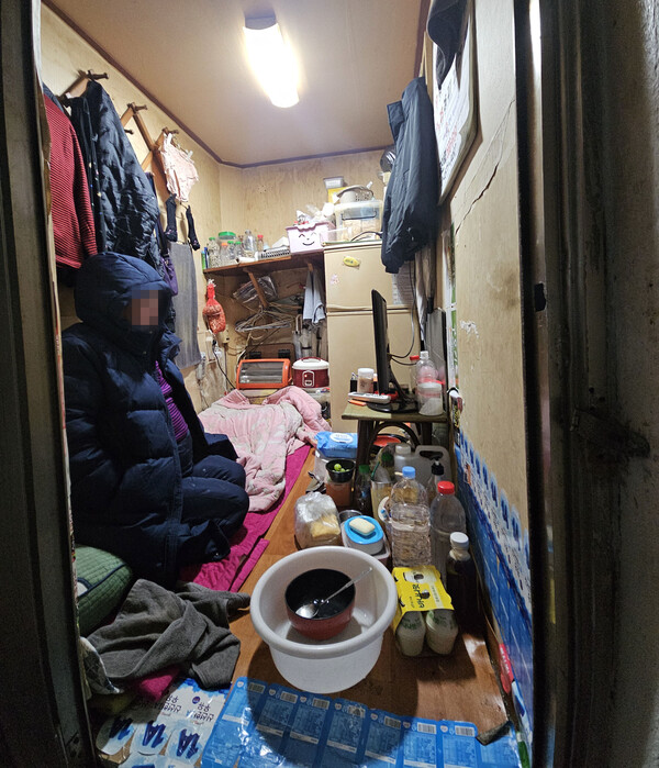 지난해 12dnjf 21일 오후 서울 영등포구 쪽방촌에서 한 주민이 전기장판 하나에 의지하며 겨울을 버티고 있다 ⓒ연합뉴스
