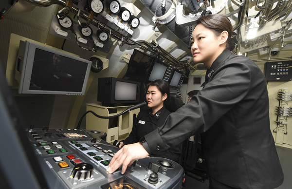 성주빈 대위(왼쪽)와 유효진 대위(오른쪽)가 지난해 12월 22일, 해군 잠수함사령부 잠수함 조종훈련장에서 조종훈련을 하고 있다. ⓒ해군 제공
