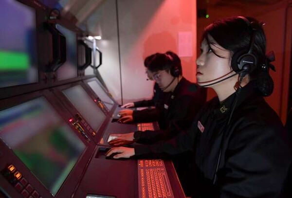 김경훈 중사(맨 앞쪽)가 지난해 12월 21일, 해군 잠수함사령부 잠수함 전술훈련장에서 어뢰발사훈련을 하고 있다. ⓒ해군 제공
