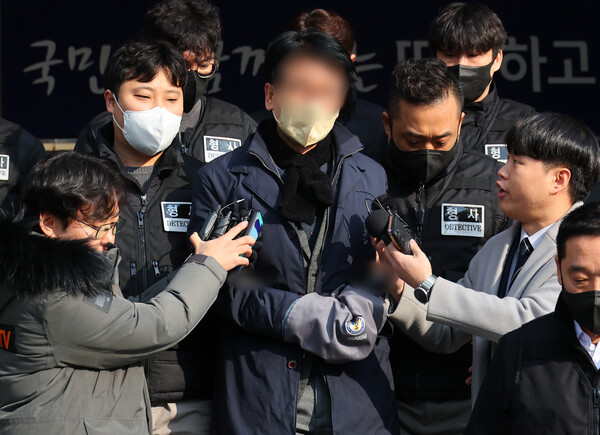 이재명 대표를 흉기로 찌른 혐의를 받는 김모씨가 10일 오전 부산 연제경찰서에서 나와 검찰로 송치되고 있다.  ⓒ연합뉴스