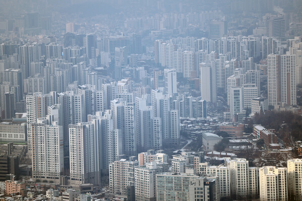 지난해 12월 24일 오전 남산에서 서울 시내 아파트 단지가 보이고 있다. ⓒ연합뉴스