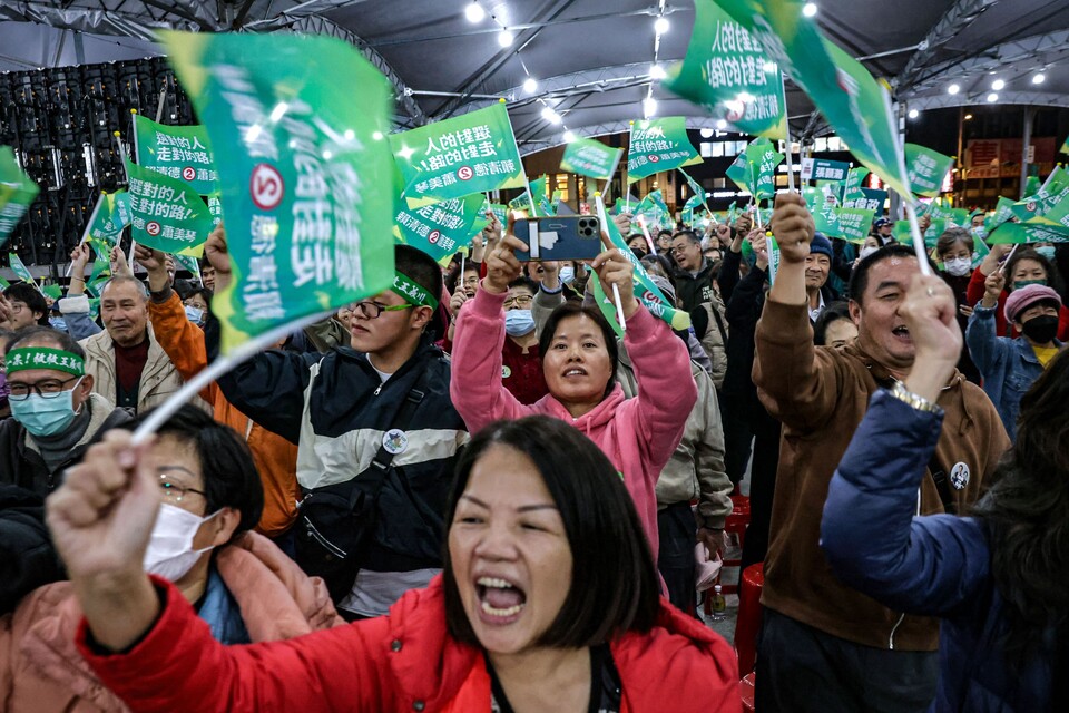 (AFP=연합뉴스) 지난 8일 대만 집권 민진당 라이칭더 총통 후보의 유세 현장에 모인 지지자들