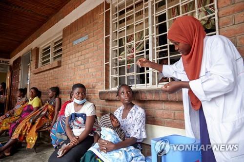 콜레라 백신을 설명하는 말라위 의사와 환자들의 모습 ⓒ[로이터 연합뉴스]