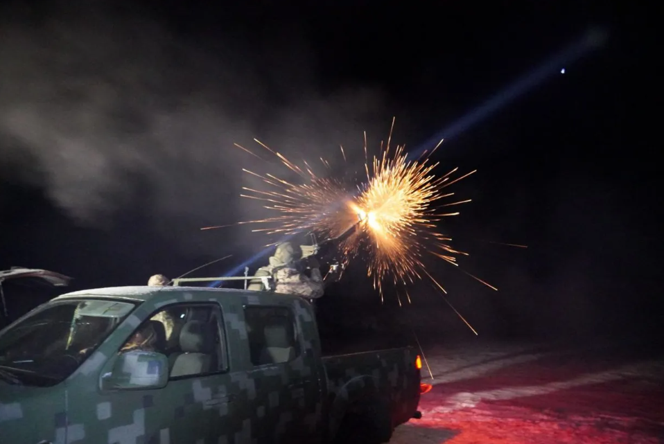 우크라이나군이 지난 9일(현지시각) 수미주 상공에서 러시아군의 샤헤드 무인기를 격추하고 있다.  ⓒ수미주 군사청 텔레그램