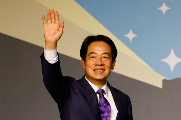 13일 대만 총통 선거에서 승리한 집권 민진당 라이칭더 후보가 지지자들에게 손을 흔들고 있다. ⓒ연합뉴스