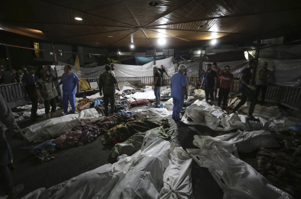 [가자지구=AP/연합뉴스] 16일(현지시각) 이스라엘군의 가자지구 병원에 대한 공격으로 숨진 시신들이 알리아랍 병원에 놓여있다.