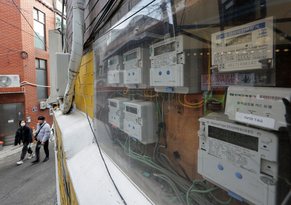 5일 오후 서울 시내 한 건물에 전기 계량기가 나란히 설치돼 있다. ⓒ연합뉴스