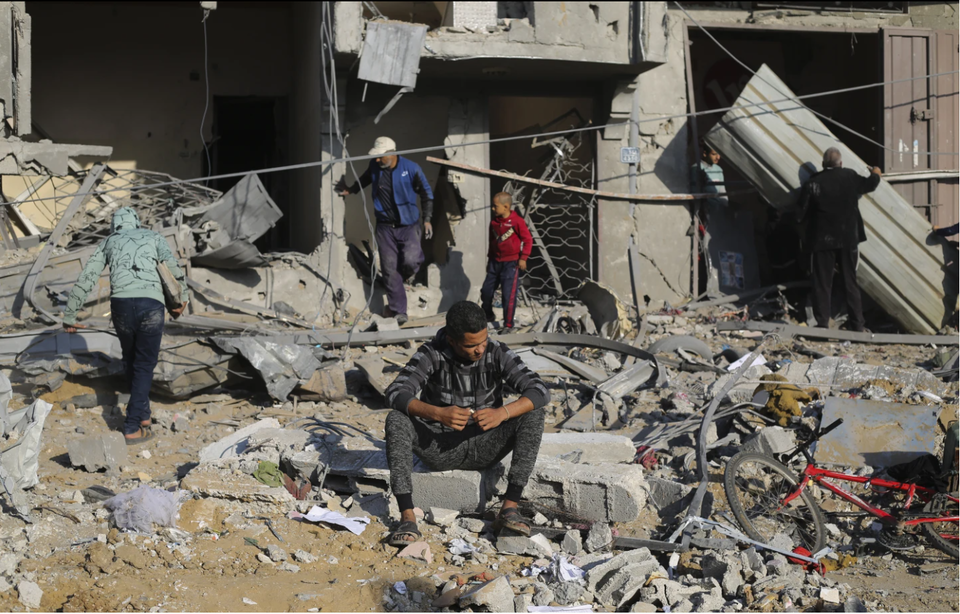 [이스라엘군의 공격으로 무너진 가자지구 라파의 건물을 팔레스타인 인들이 수색하고 있다.[가자지구=AP 연합뉴스]