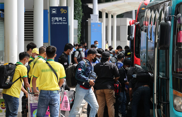 2022년 7월 영종도 인천국제공항 제1여객터미널을 통해 입국한 외국인 노동자들이 버스에 타고 있다. ⓒ연합뉴스