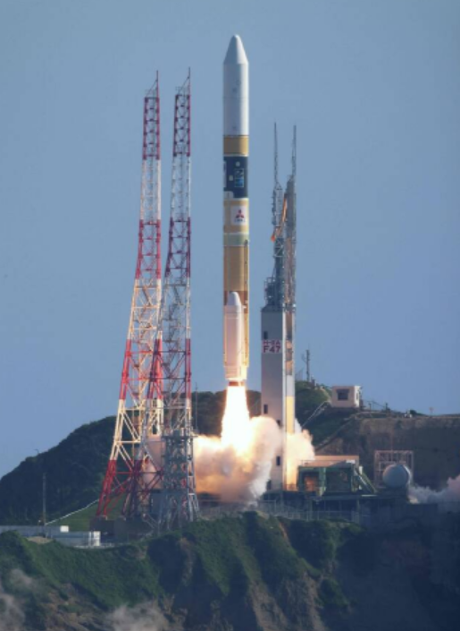 7일 (현지시각) 규슈 가고시마현 다네가시마 우주센터에서 일본 최초의 달 탐사선을 탑재한 대형 H2A로켓이 발사되고 있다. ⓒAFP 연합뉴스