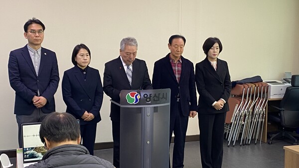 양산시의회 의원들이 22일 양산시청 프레스센터에서 기자회견을 열고 최근 김태우 의원의 직원 성추행 사건과 관련해 사과문을 발표하고 있다. ⓒ연합뉴스