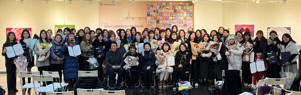 ‘제2회 한국여성작가 회화공모전’ 수상자들이 22일 오후 서울 종로구 한국미술관에서 열린 시상식에서 기념촬영을 하고 있다. ⓒ여성신문
