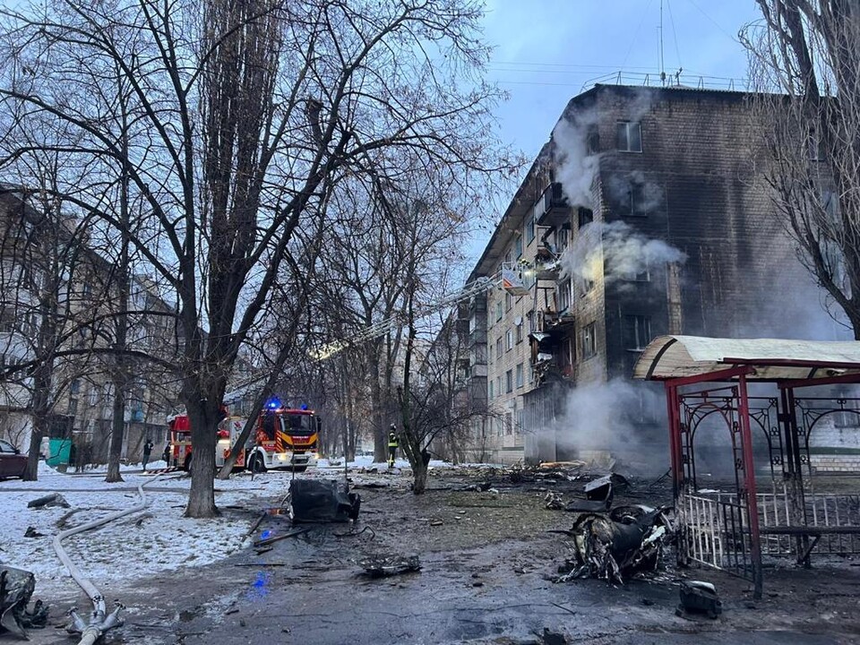 러시아군의 공격으로 불타고 있는 건물에서 소방대원들이 진화작업을 벌이고 있다. ⓒ젤렌스키 대통령 X