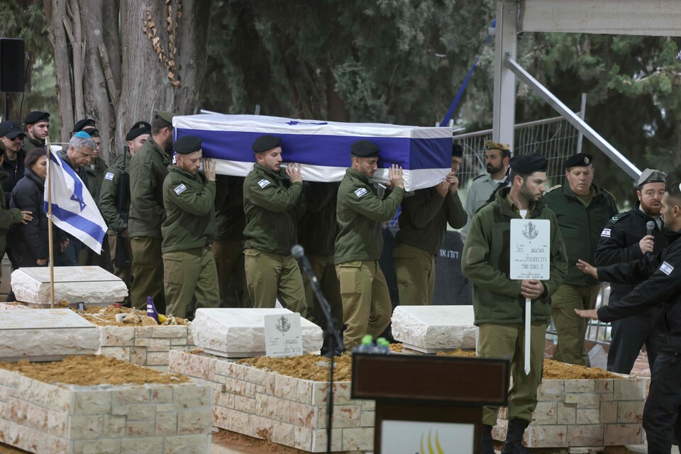 (가자지구 AFP 연합뉴스)가자지구 전투에서 전사한 동료 병사 하다르 카펠룩의 장례식이 열린 23일(현지시각) 예루살렘 헤르츨산 묘지에서 이스라엘군이 동료 병사 하다르 카펠룩의 관을 옮기고 있다.