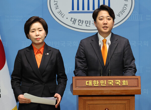 이준석 개혁신당 대표와 양향자 한국의희망 대표가 24일 서울 영등포 국회에서 합당 발표 기자회견을 하고 있다. ⓒ연합뉴스