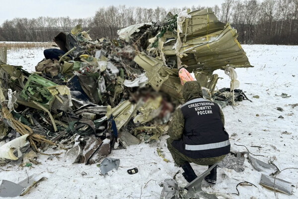 (벨고로드 타스=연합뉴스) 24일(현지시각) 러시아 벨고로드 지역에 추락한 러시아 군 수송기 일류신(IL)-76의 잔해.
