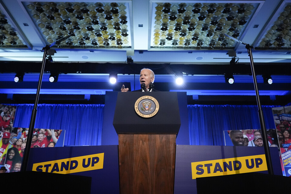 (워싱턴=AP 연합뉴스)조 바이든 대통령이 24일(현지시각) 워싱턴에서 열린 자동차노동자연합 대회에서 연설하고 있다