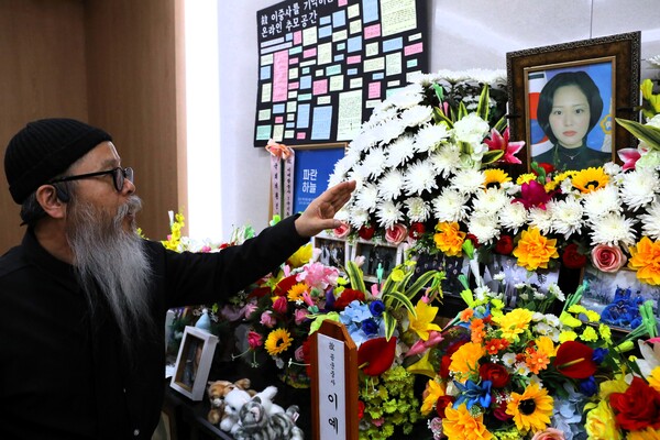 고 이예람 중사 아버지 이주완씨가 경기 성남시 국군수도병원 장례식장 추모소에 설치된 이 중사의 추모 공간을 설명하고 있다. ⓒ박상혁 기자