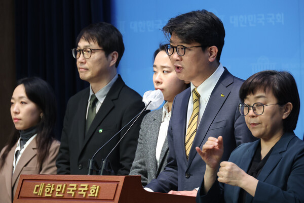 김준우 정의당 비상대책위원장이 23일 국회에서 녹색당과의 선거연합정당 추진 기자회견을 하고 있다. ⓒ연합뉴스