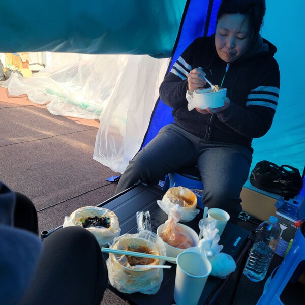 고공농성 텐트에서 밥을 먹는 소현숙 조직부장과 박정혜 수석 ⓒ소현숙 조직부장