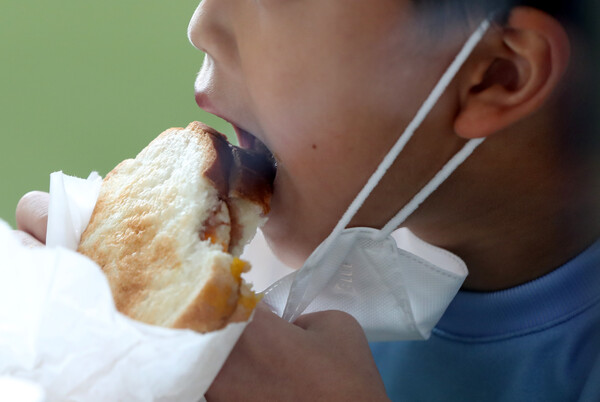 초등학생이 빵을 먹고 있다. ⓒ연합뉴스