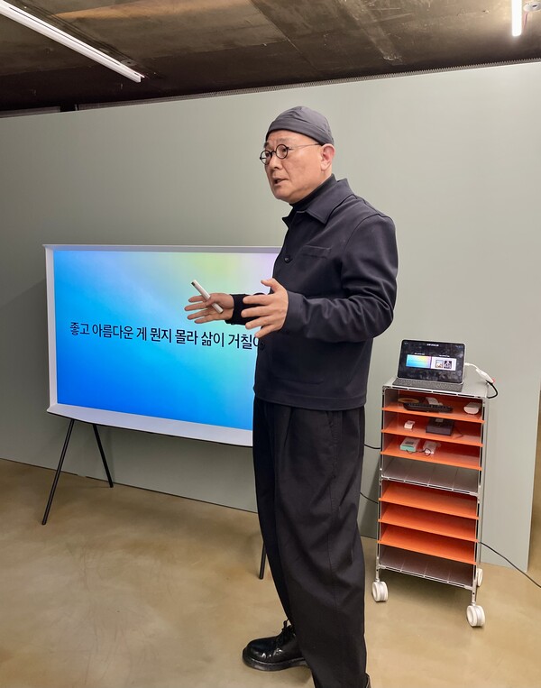윤광준 작가가 지난 29일 저녁 서울 서초동에서 열린 여성신문의 ‘Love Myself 2024 Class’에서 강의를 하고 있다. ⓒ이세아 기자