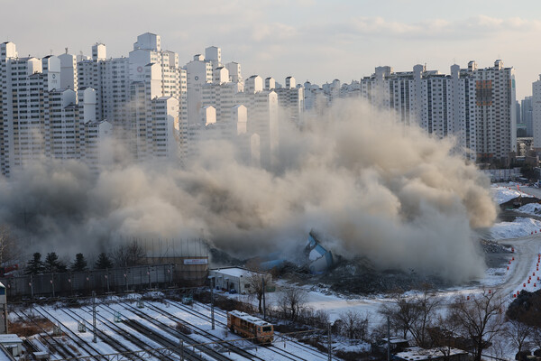 지난해 12월 23일 오후 서울 광운대역 인근 시멘트 저장시설 사일로가 철거되고 있다.  ⓒ연합뉴스