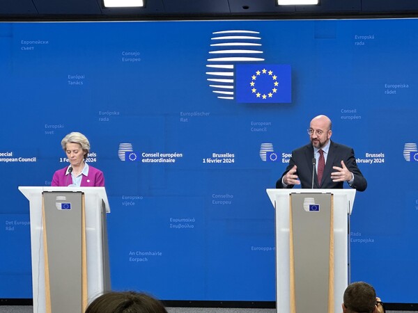 우르줄라 폰데어라이엔 EU 집행위원장(왼쪽)과 샤를 미셸 EU 정상회의 상임의장이 1일(현지시각) 벨기에 브뤼셀에서 EU 특별정상회의 기자회견을 하고 있다. ⓒ연합뉴스