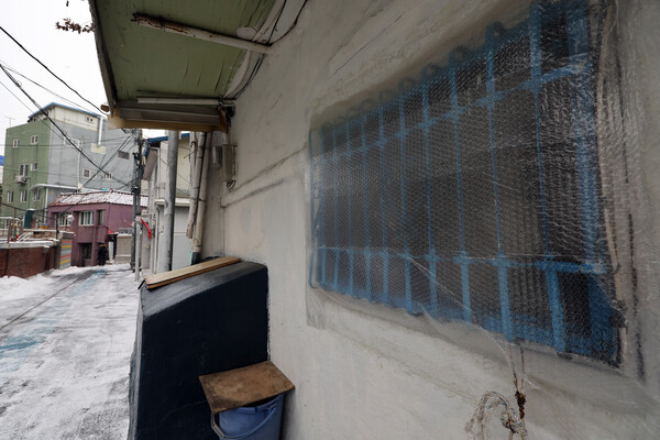 서울 용산구 동자동 한 주택의 창문이 에어캡으로 쌓여 있다. ⓒ연합뉴스