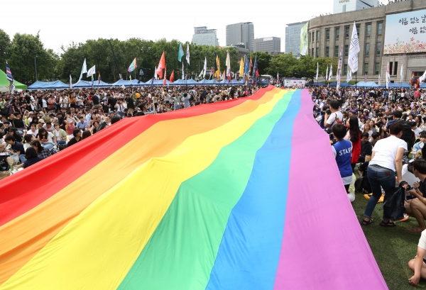 2019년 제20회 서울퀴어퍼레이드에서 '평등의 무지개' 현수막이 광장을 가로지르며 펼쳐지고 있다. ⓒ여성신문