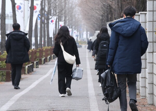 2023년 2월 13일 오전 대전 서구 둔산동에서 시민들이 출근을 위해 발걸음을 재촉하고 있다. 사진은 기사와 직접적 연관이 없음. ⓒ연합뉴스