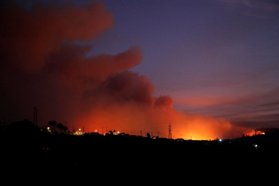 (비냐델마르 AFP=연합뉴스) 2일(현지시각) 칠레 비냐델마르에서 산불로 생긴 연기 기둥이 피어오르고 있다.