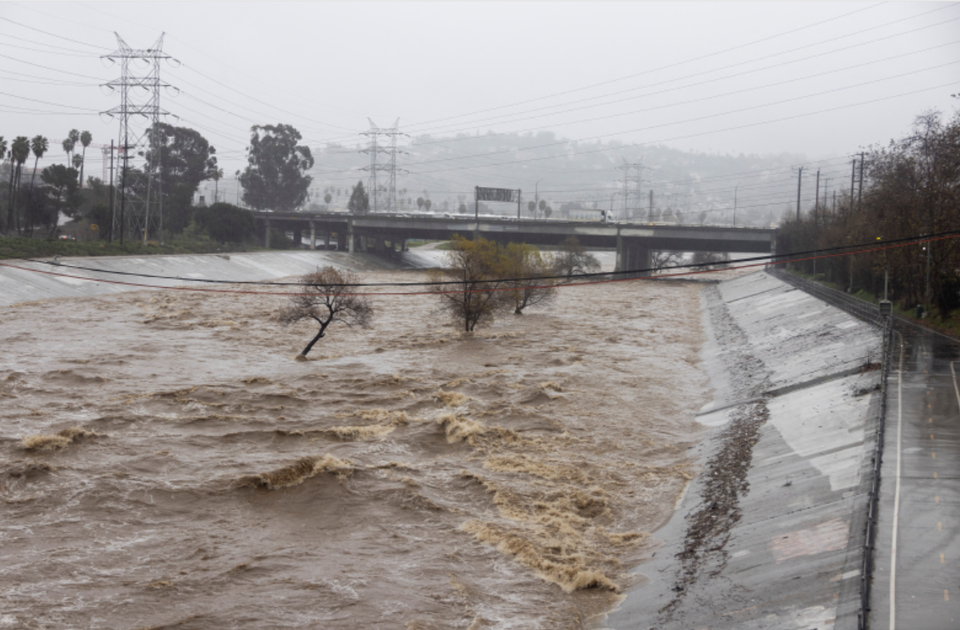 (로스엔젤레스=로이터 연합뉴스)로스엔젤레스(LA)에 내린 폭우로 불어난 강물