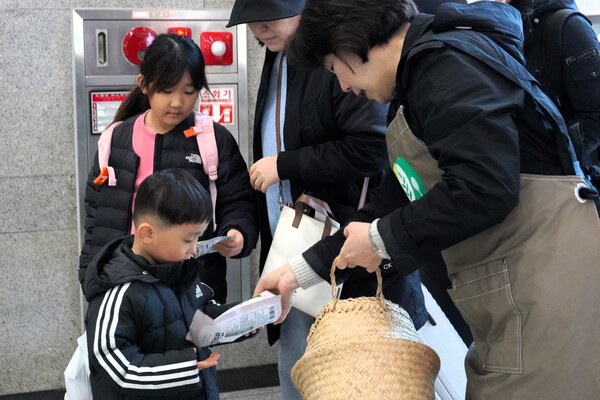 김효선 여성신문 대표가 귀성객에게 농수산물 기념품을 나눠주고 있다. ⓒ신다인 기자