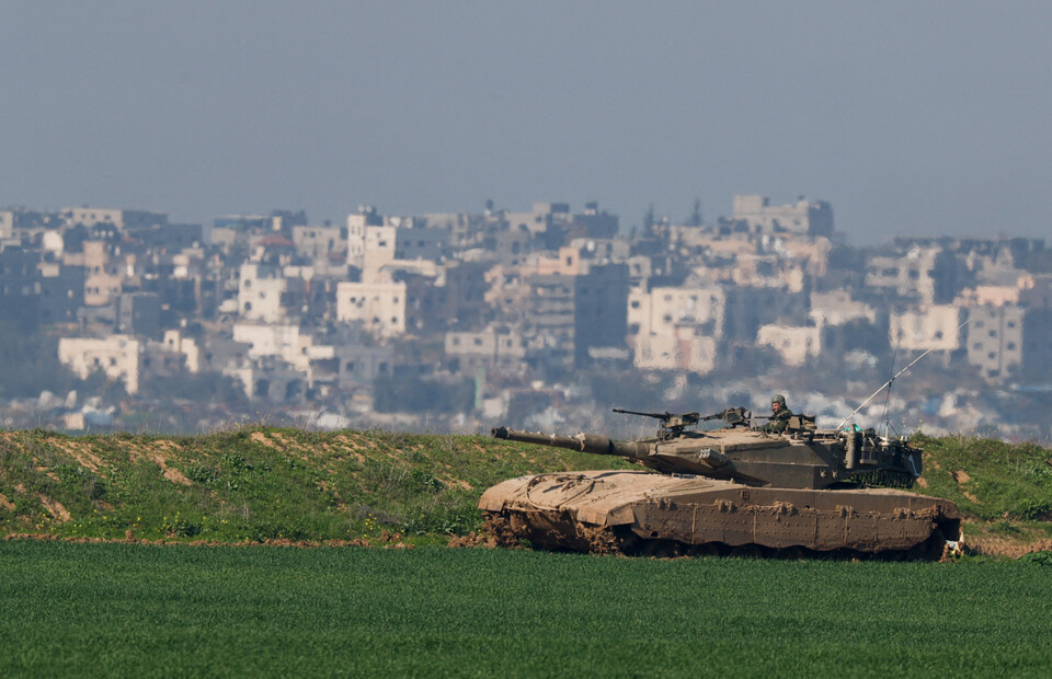 (로이터=연합뉴스) 7일(현지시간) 팔레스타인 가자지구 북부와의 경계선을 따라 이동 중인 이스라엘군 전차.