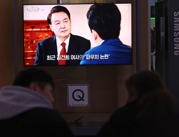 7일 서울역 대합실에서 시민들이 KBS를 통해 녹화 방송되고 있는 윤석열 대통령의 특별 대담을 시청하고 있다.  ⓒ연합뉴스