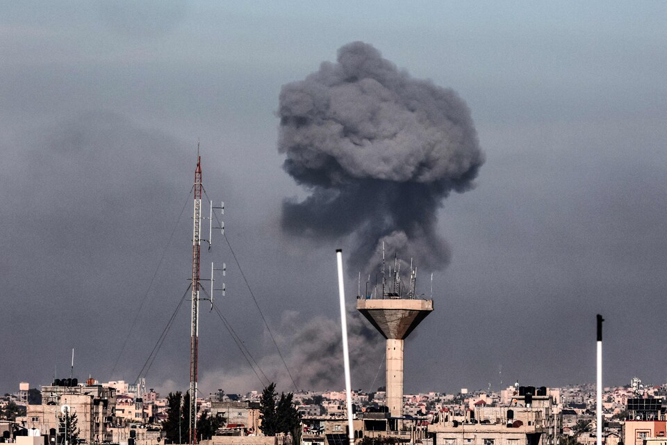 8일(현지시각) 이스라엘군의 라파 공습으로 칸 유니스의 건물 너머로 연기가 피어오르는 모습이 보인다. ⓒAFP 연합뉴스